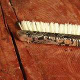 Shovel picks up crumbs