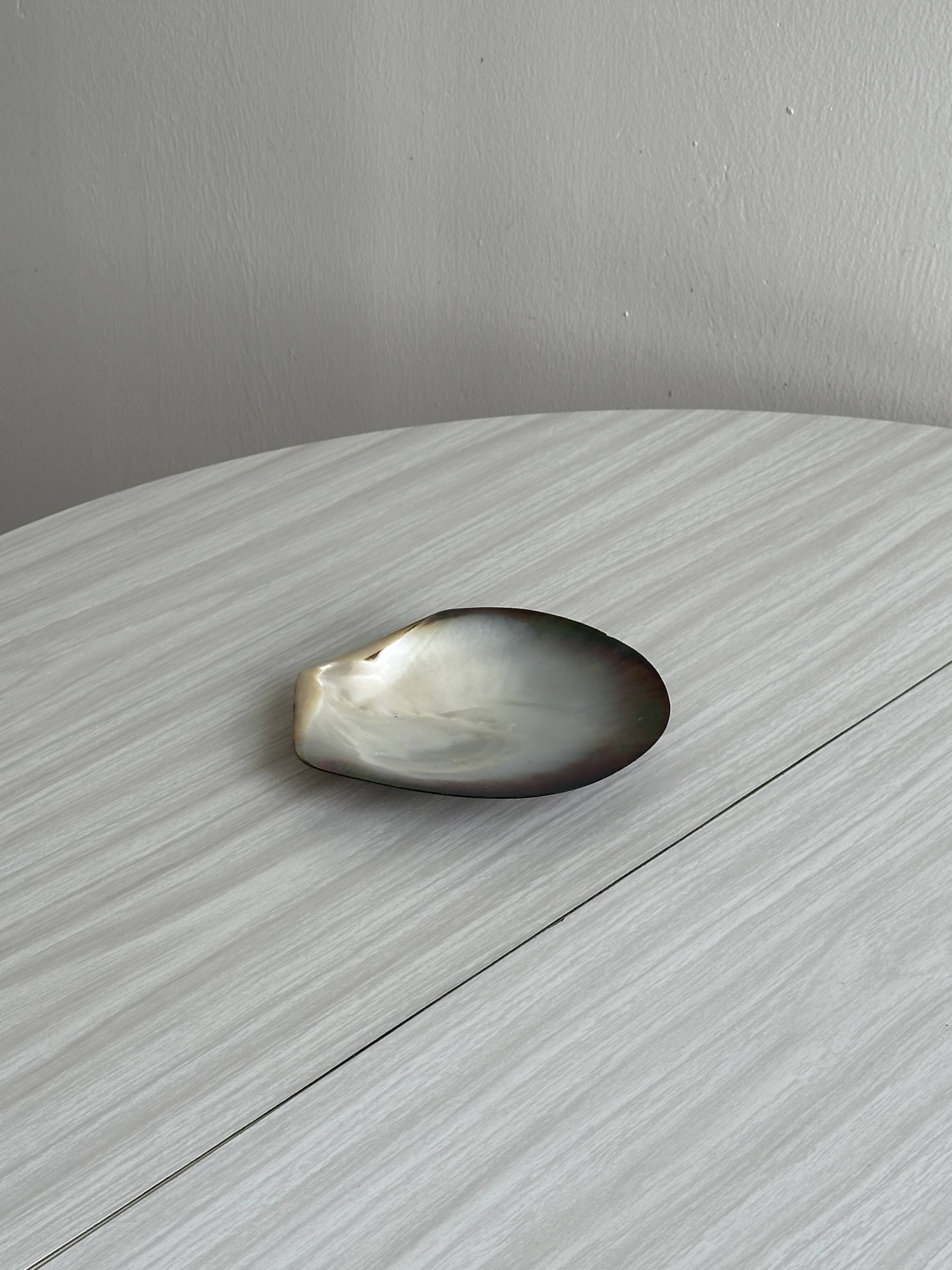 Mother-of-pearl pocket emptier