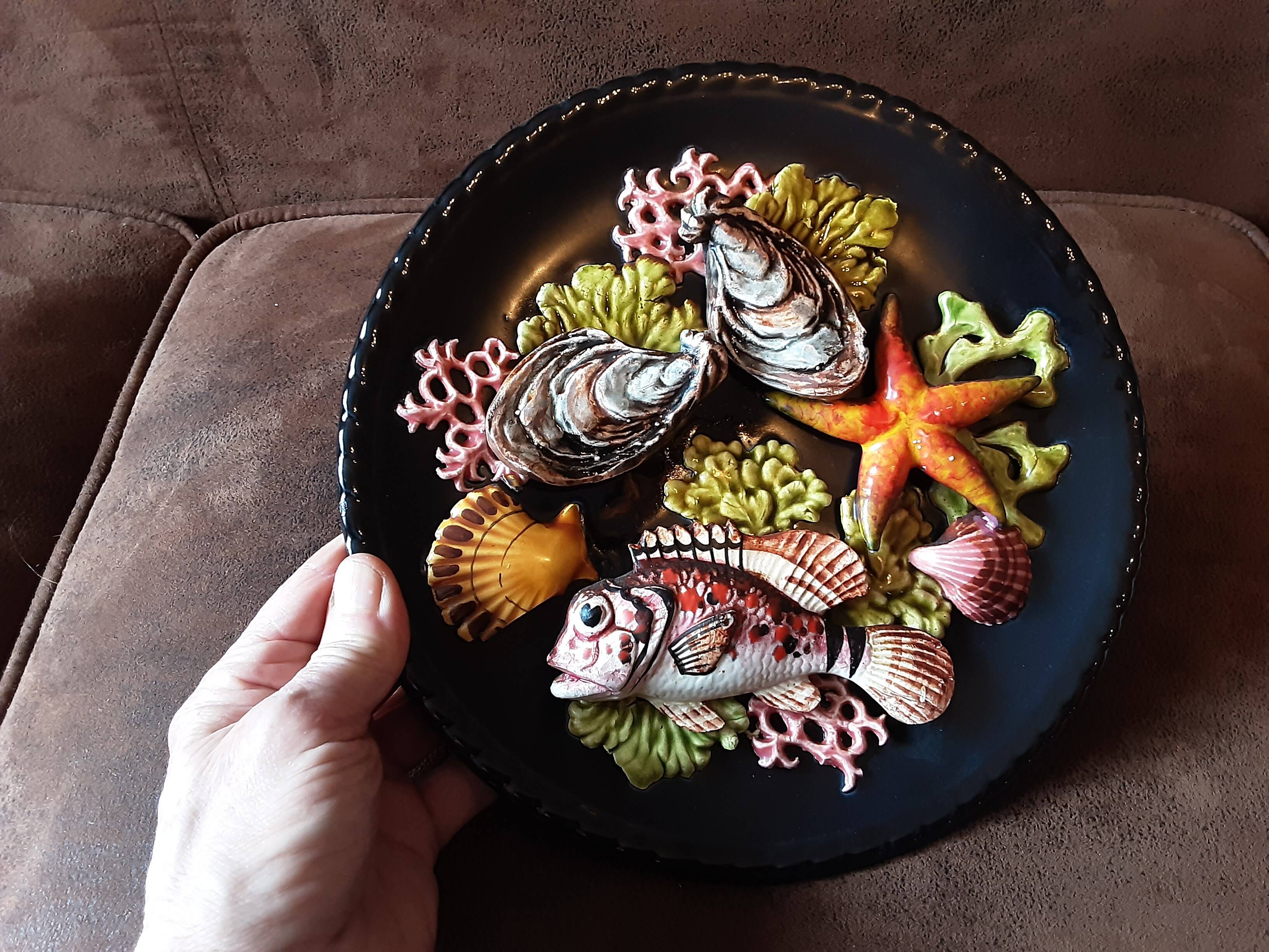 Decorative barbotine plate