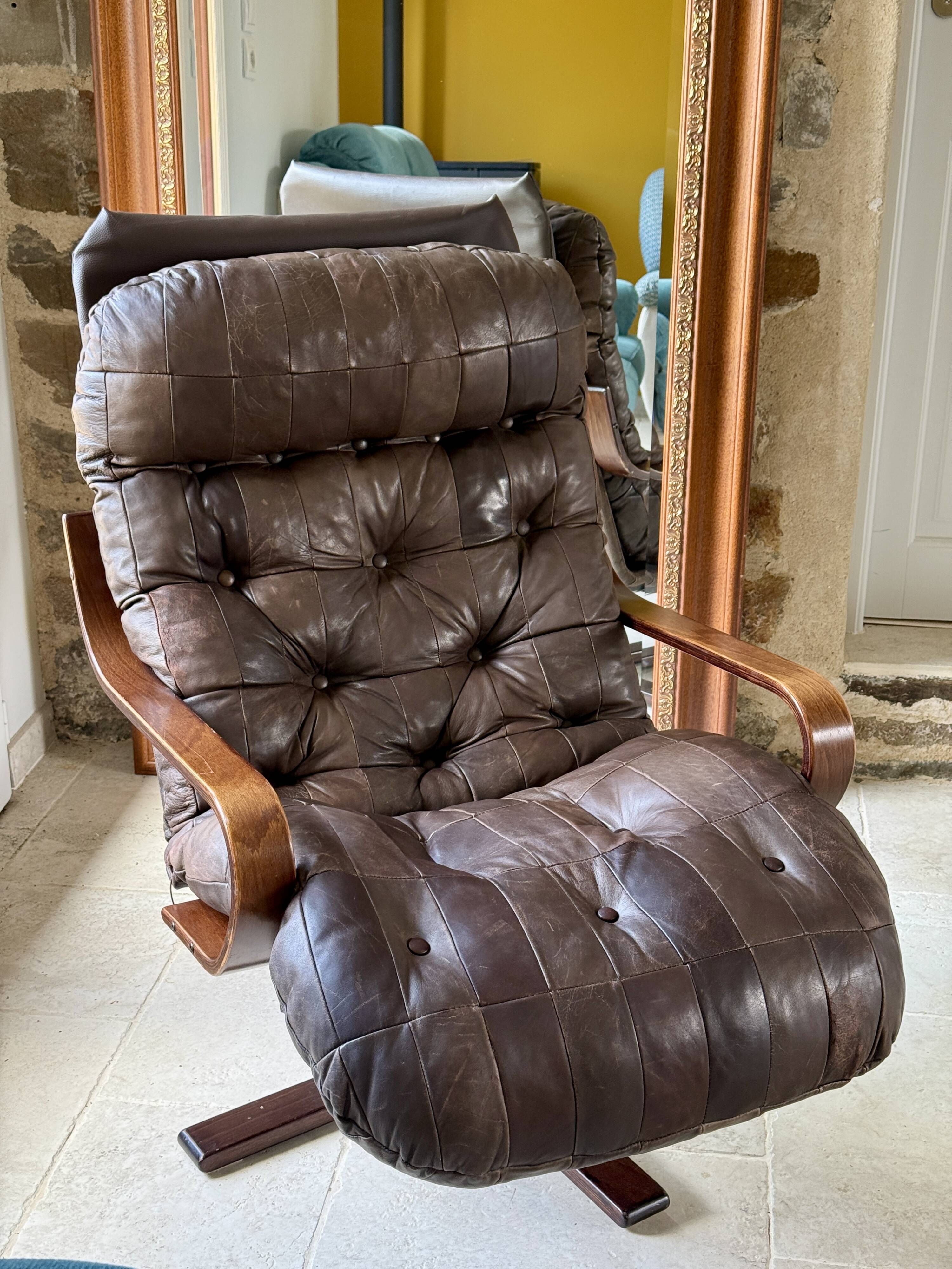 1970s Scandinavian armchair in curved laminated wood with a leather seat.