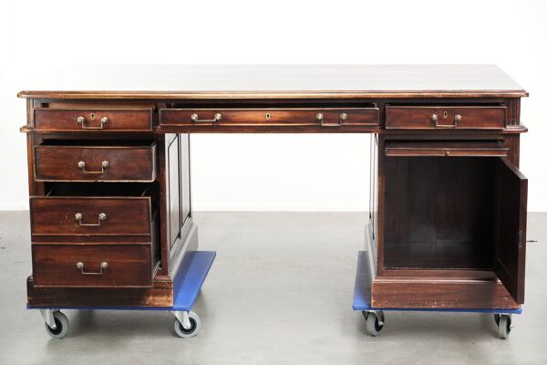 Bureau en bois du 20e siècle / bureau partenaire de style anglais avec une belle apparence.