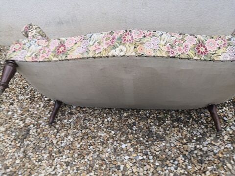 Vintage toad bench sofa with flowers
