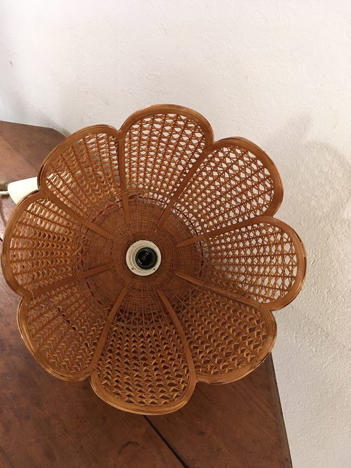 Hanging lamp in wicker woven in the shape of a flower