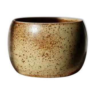 Speckled sandstone pot