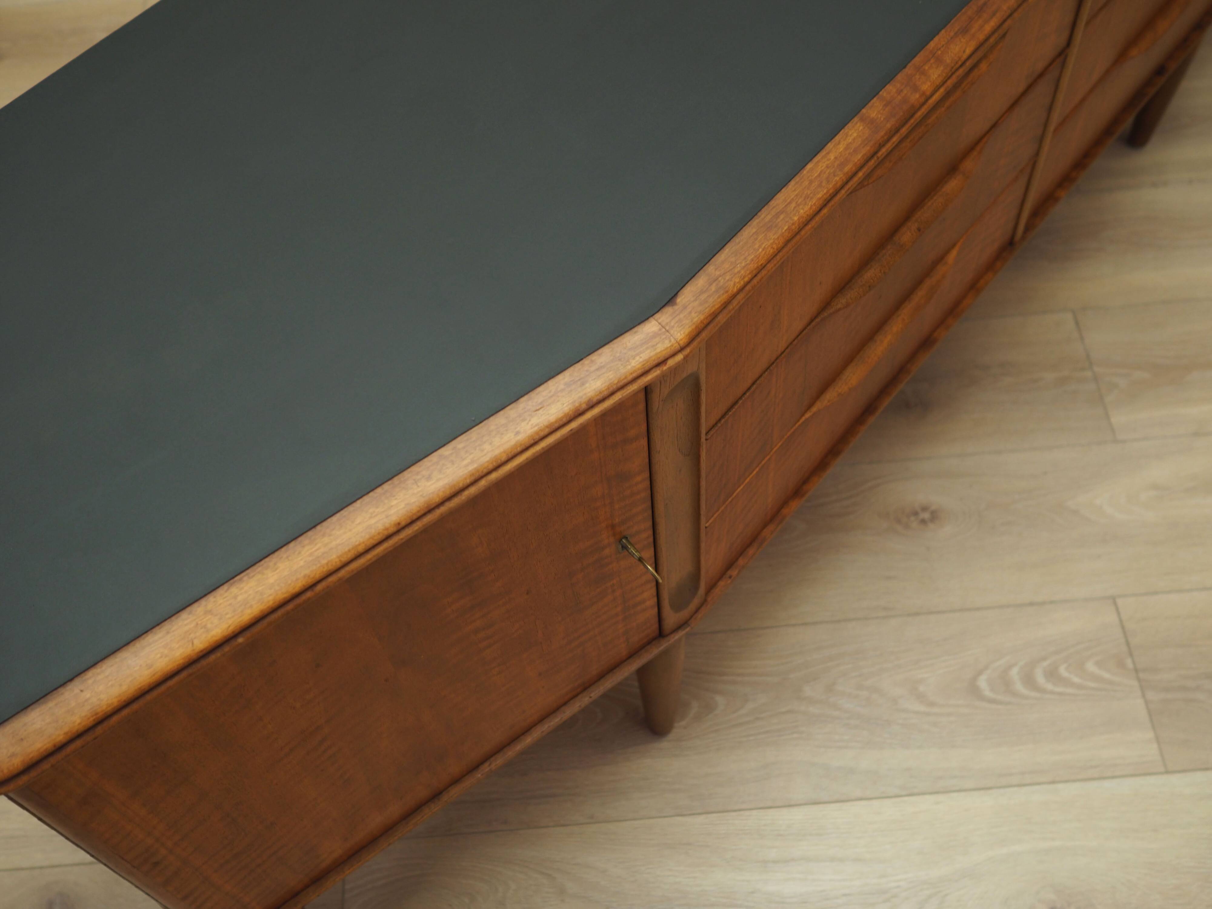 Buffet en noyer, design danois, années 1960, production : Danemark