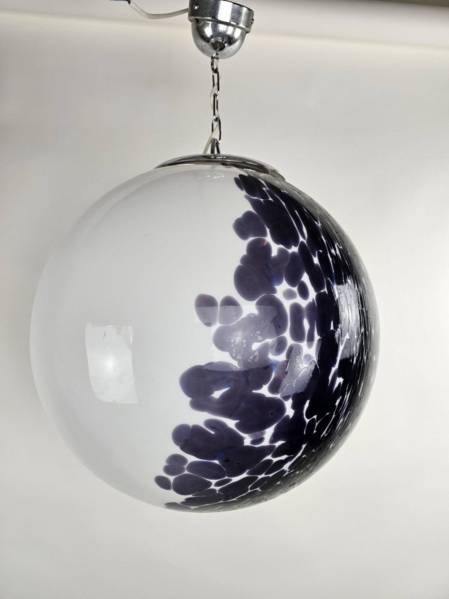 Grande lampe globe diamètre 45 cm Italie années 60 en verre blanc et violet.