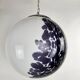 Grande lampe globe diamètre 45 cm Italie années 60 en verre blanc et violet.