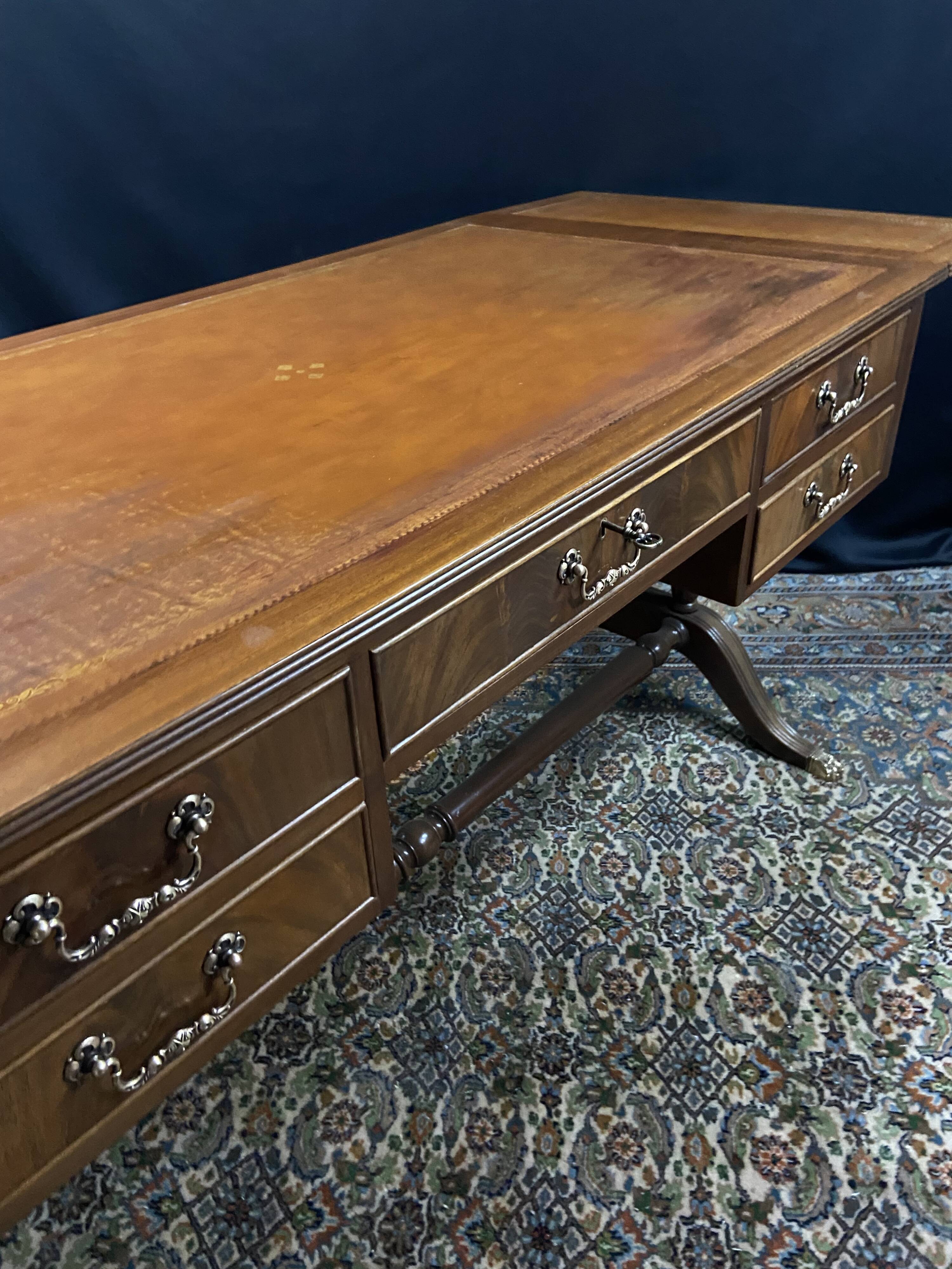 Grand bureau anglais en acajou de style Regency