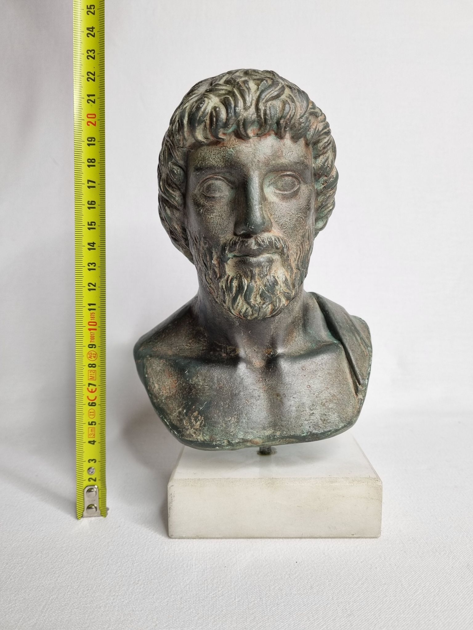 Buste d'Esculape en plâtre patiné sur socle en marbre, 21 cm