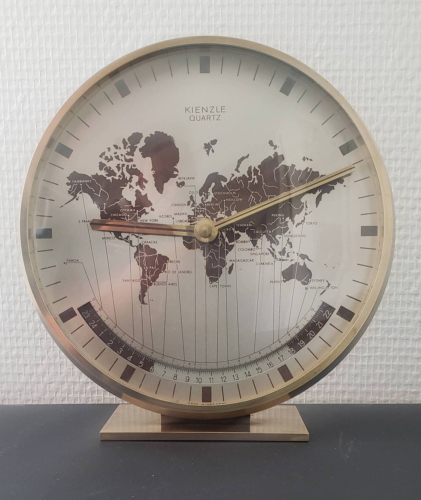 Large kienzle world timer quartz clock in golden brass 18x19cm good condition