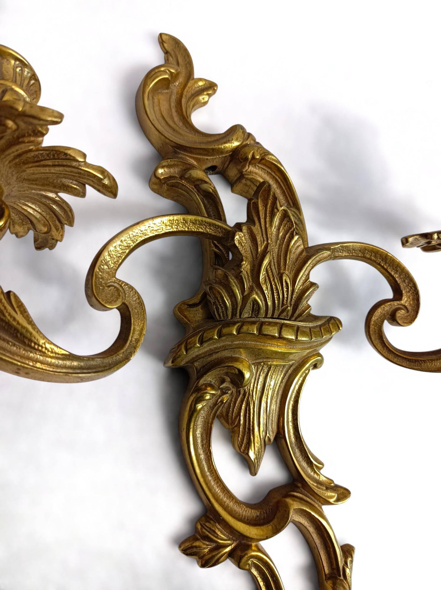 Pair of Rococo wall sconces in gilded bronze, Hollywood Regency, from the years.