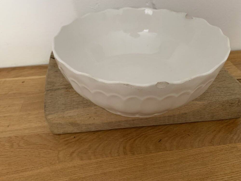 Vintage Hungarian cream ceramic bowl with wavy edge, moulded decoration from the 1950s.