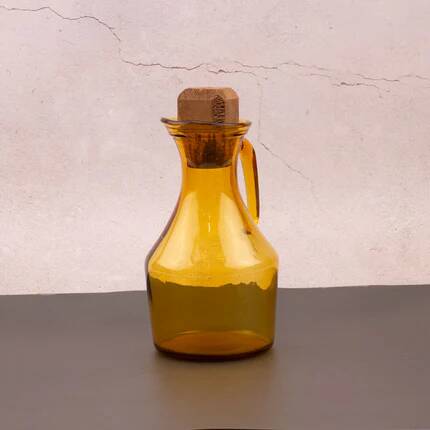 Carafe vintage en verre ambré avec anse