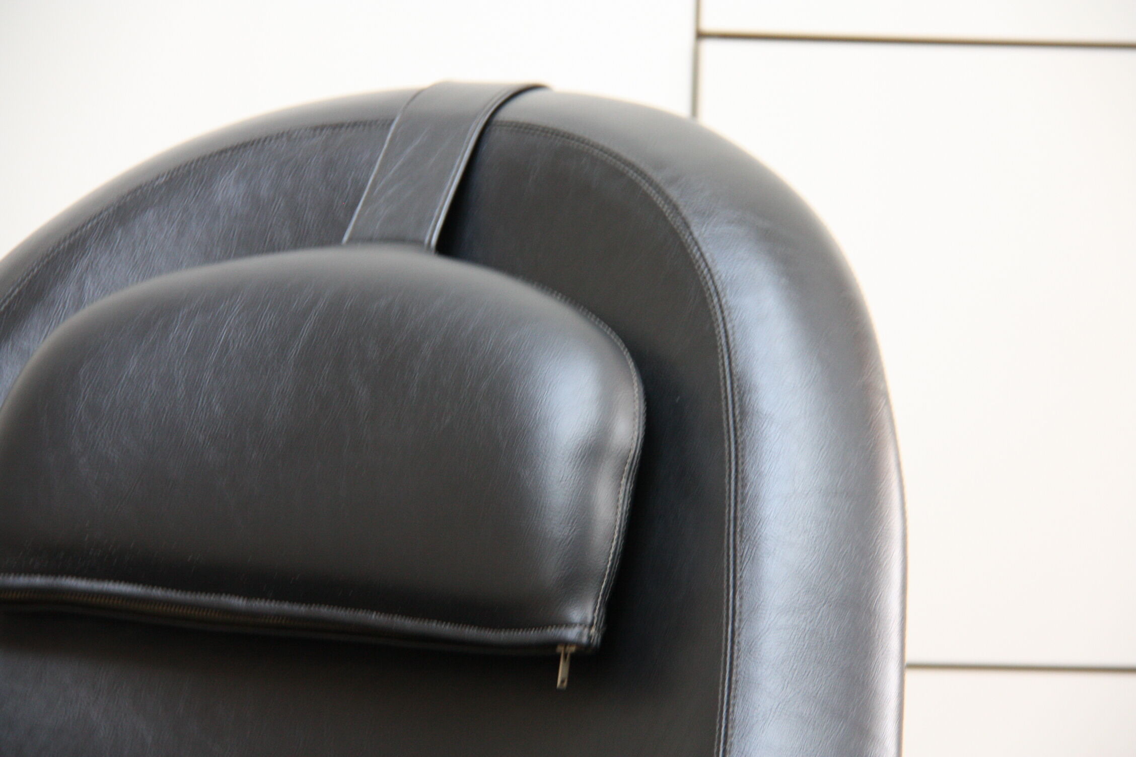 Fauteuil pivotant vintage en similicuir noir par Pastoe 60s