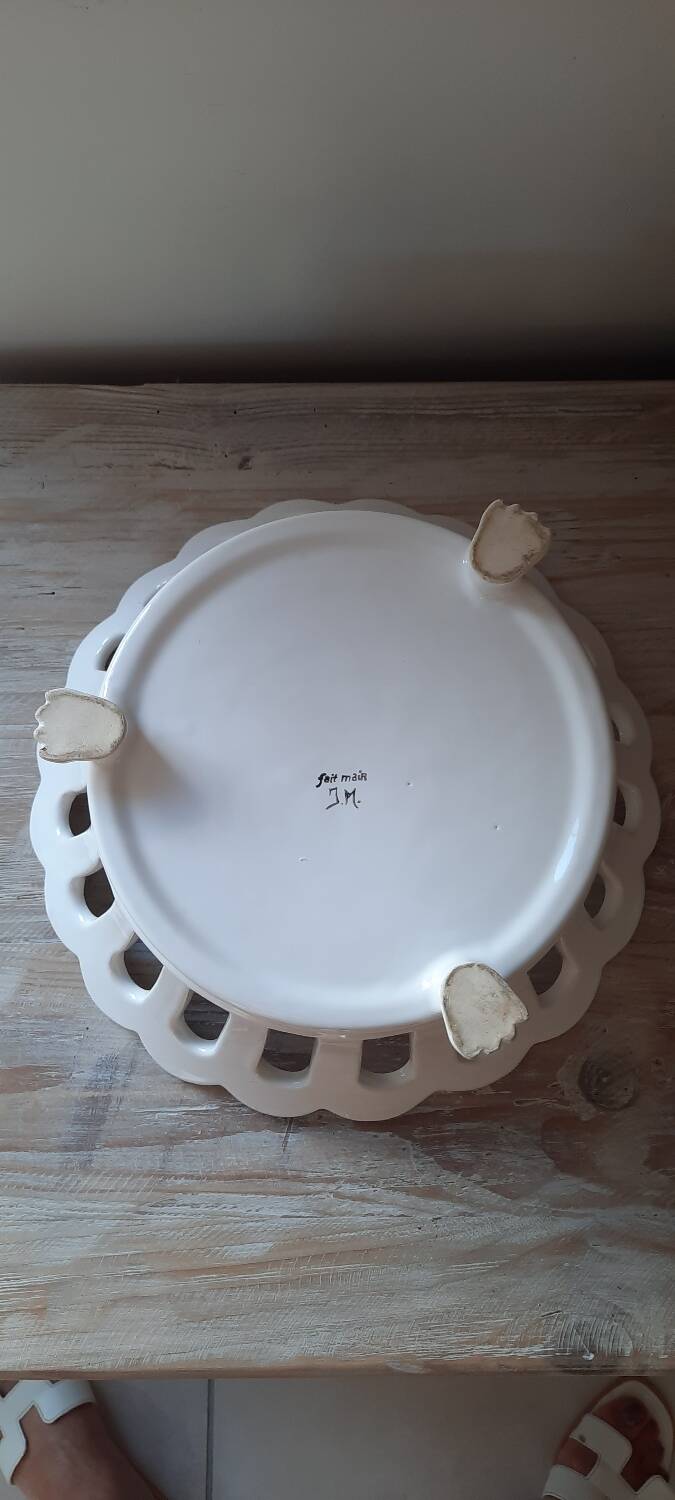 Openwork ceramic basket with feet