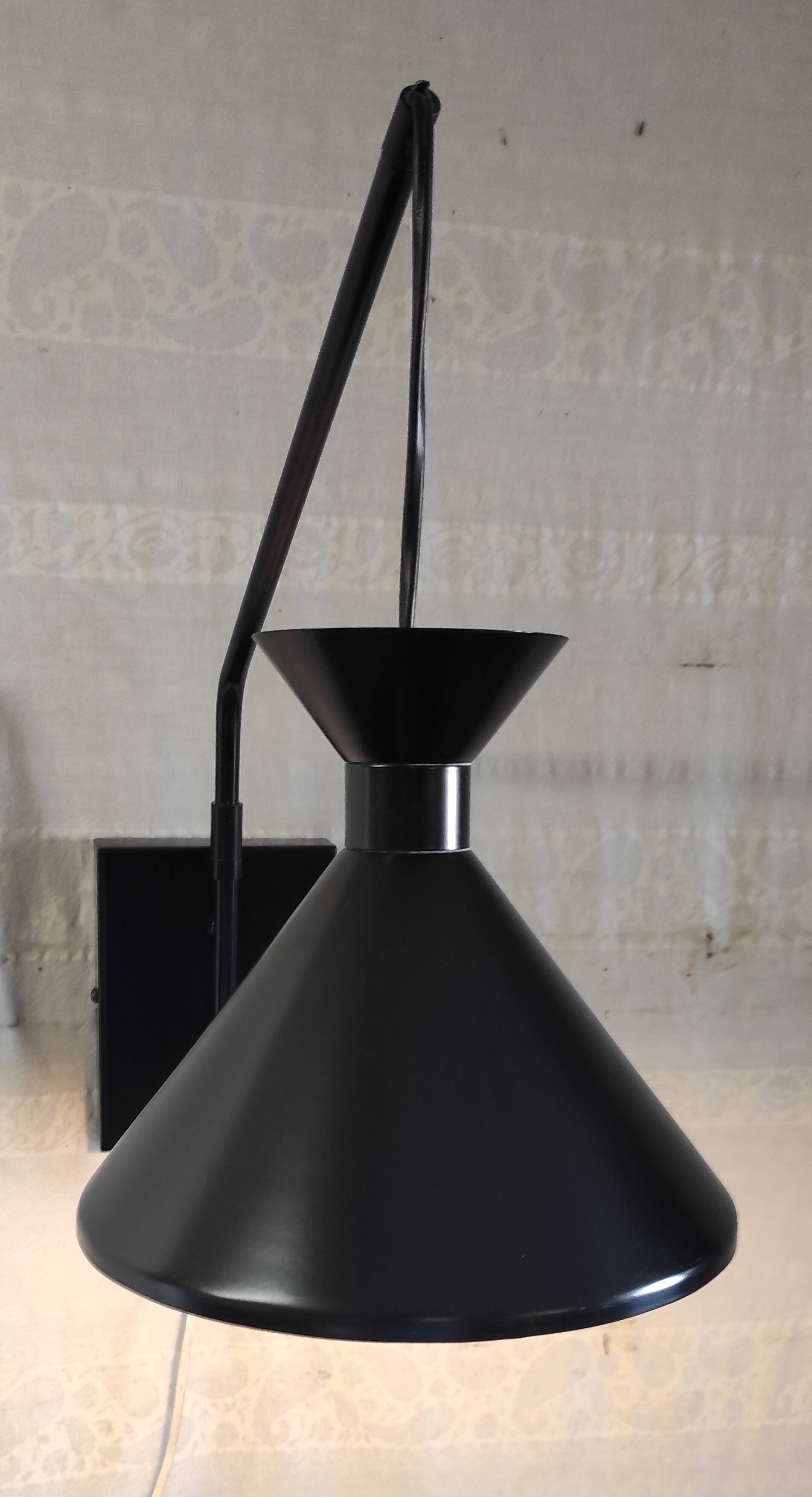 Applique avec potence articulée et abat-jour diabolo en métal noir