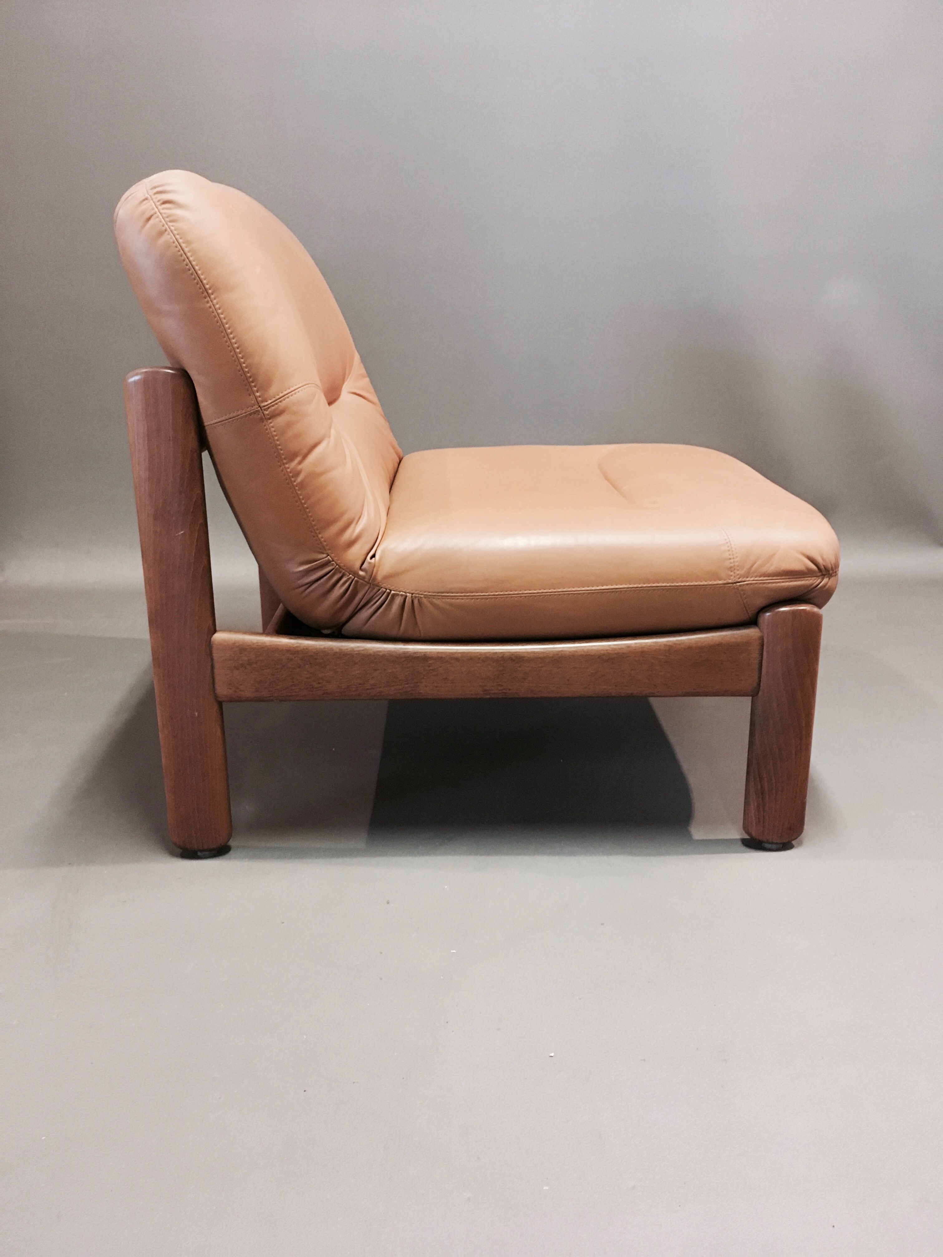 Fauteuil design scandinave teck et cuir 1960