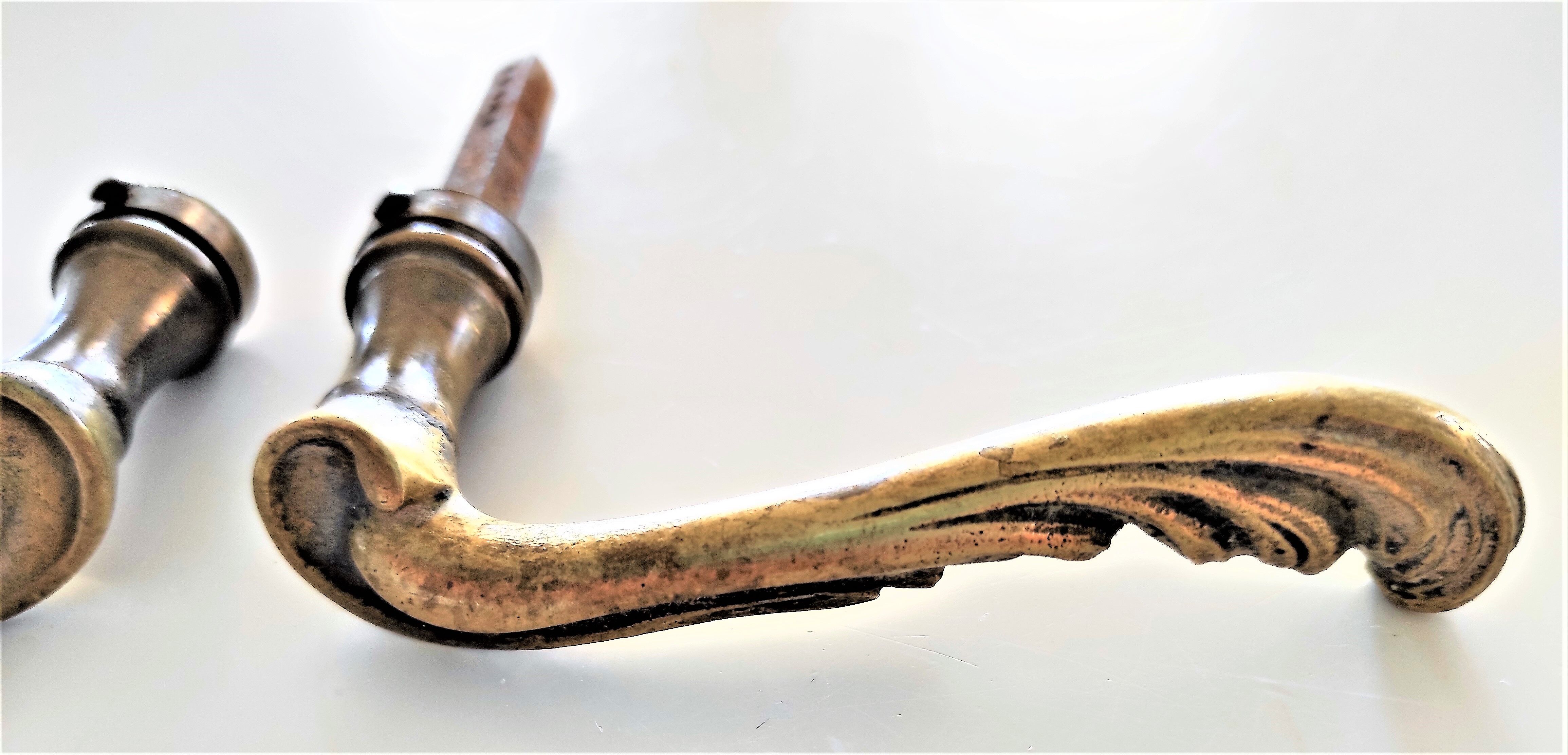 Door handle in square bronze