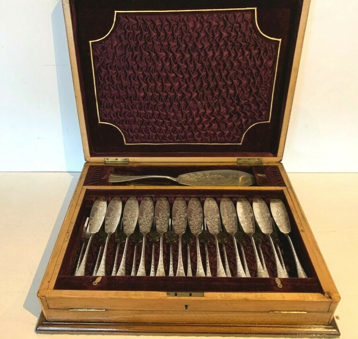 Fish service wooden blond mahogany box