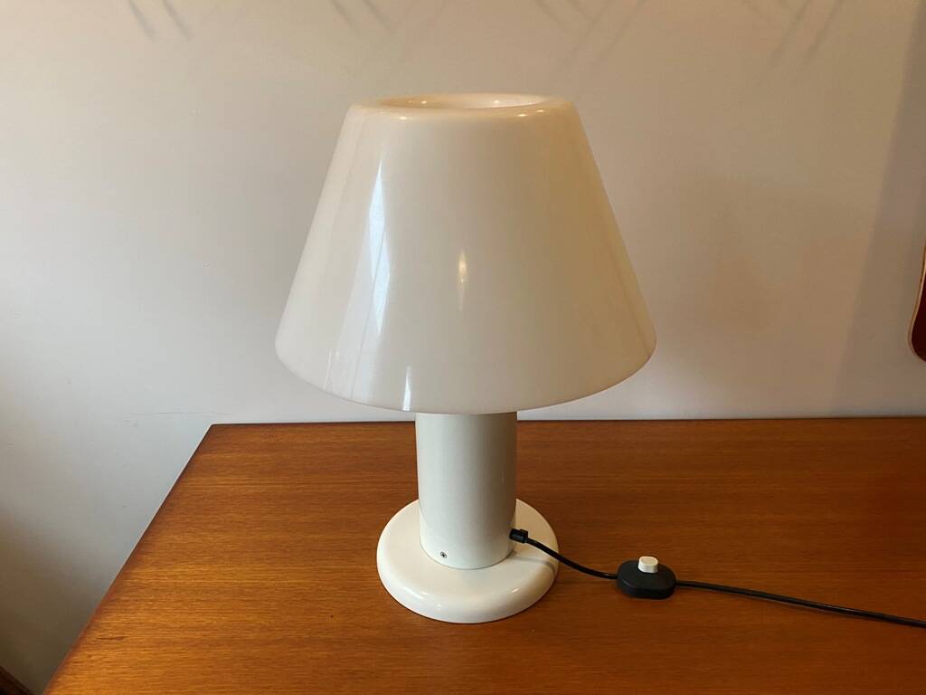 Guzzini lamp, white lacquered metal, height 55cm, 1970s vintage