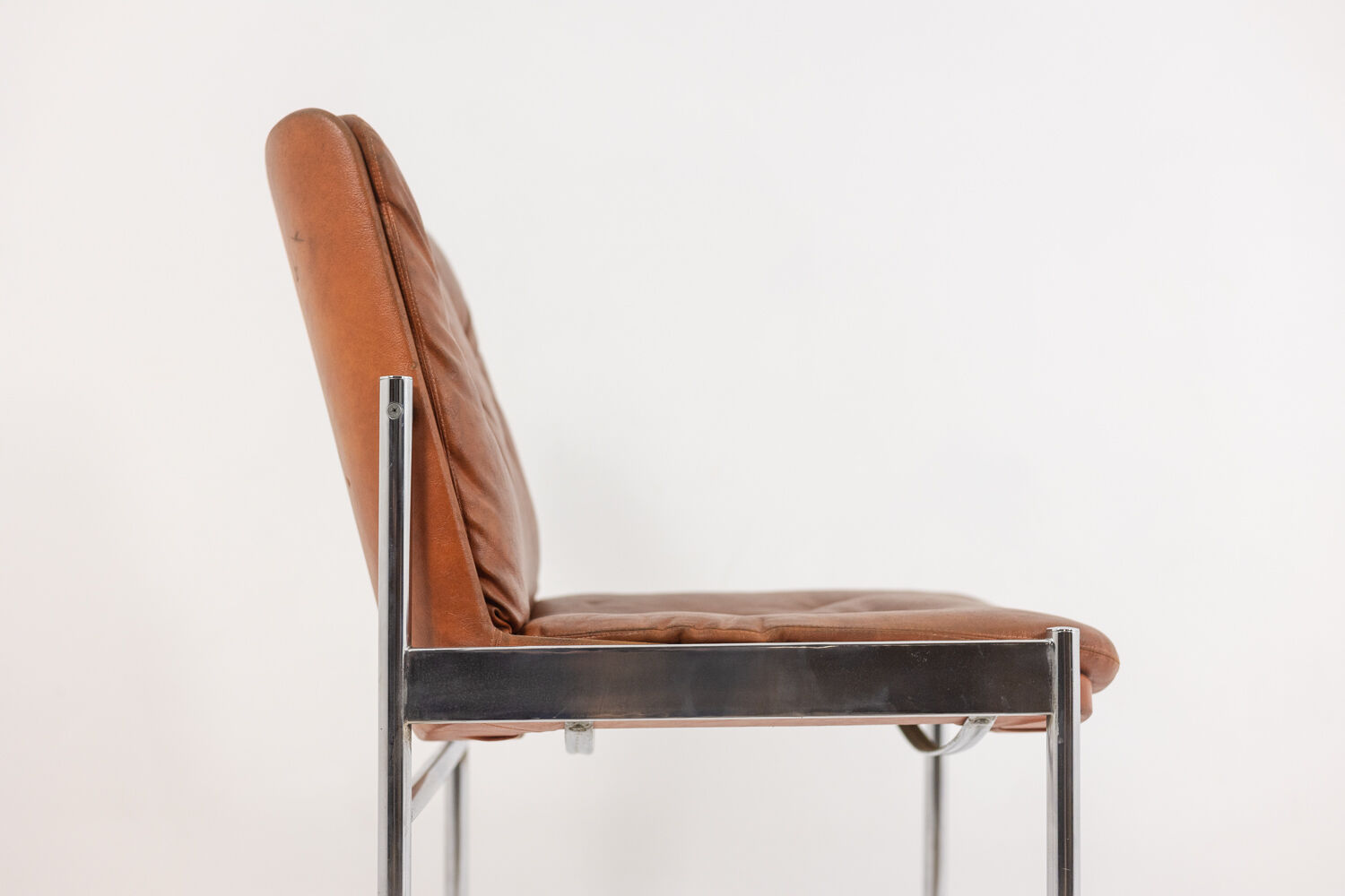 Série de 6 chaises en cuir et métal chromé, années 1970