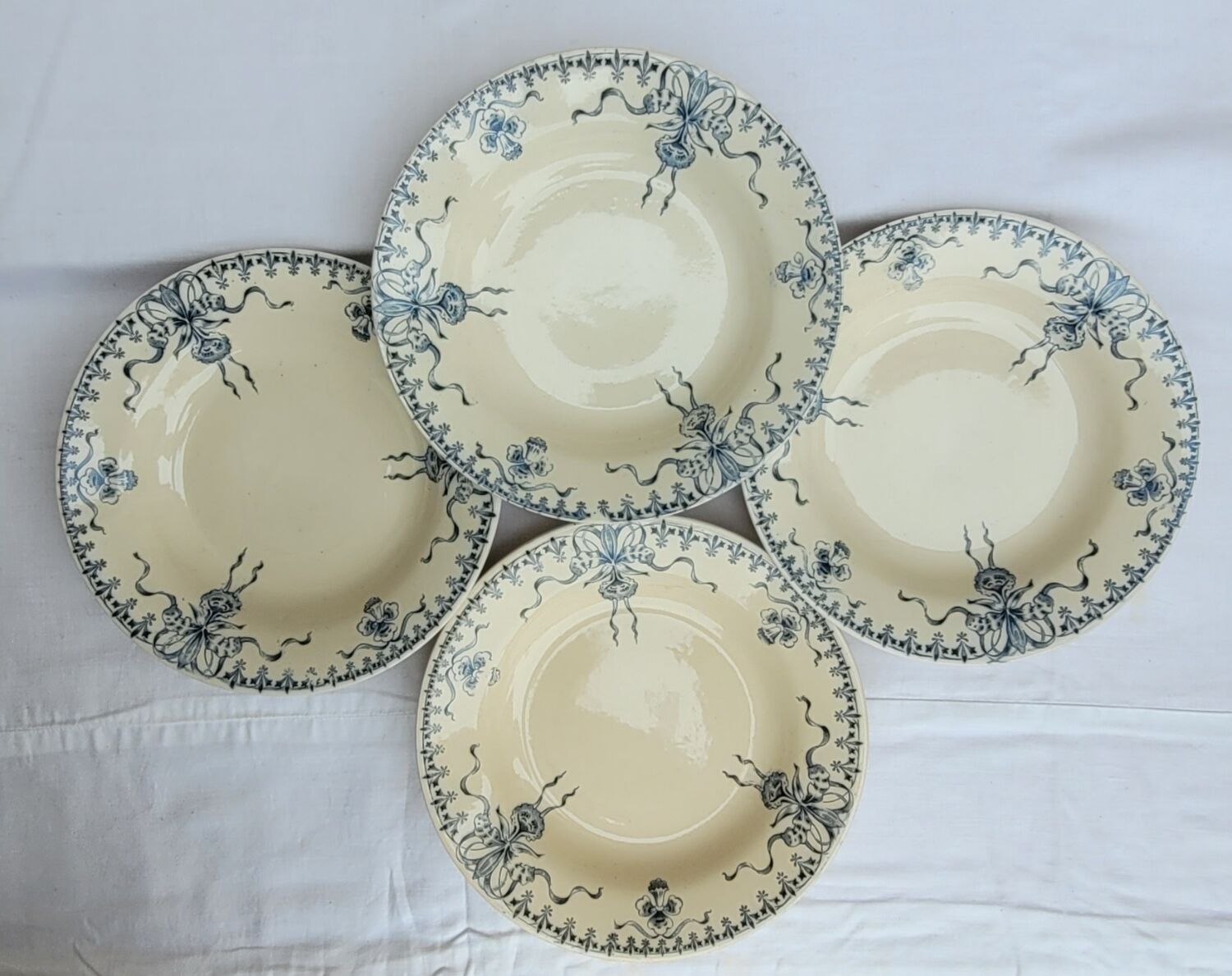 Set of 4 hollow aasiettes model Venice Opaque porcelain of Gien iron earth blue floral decoration