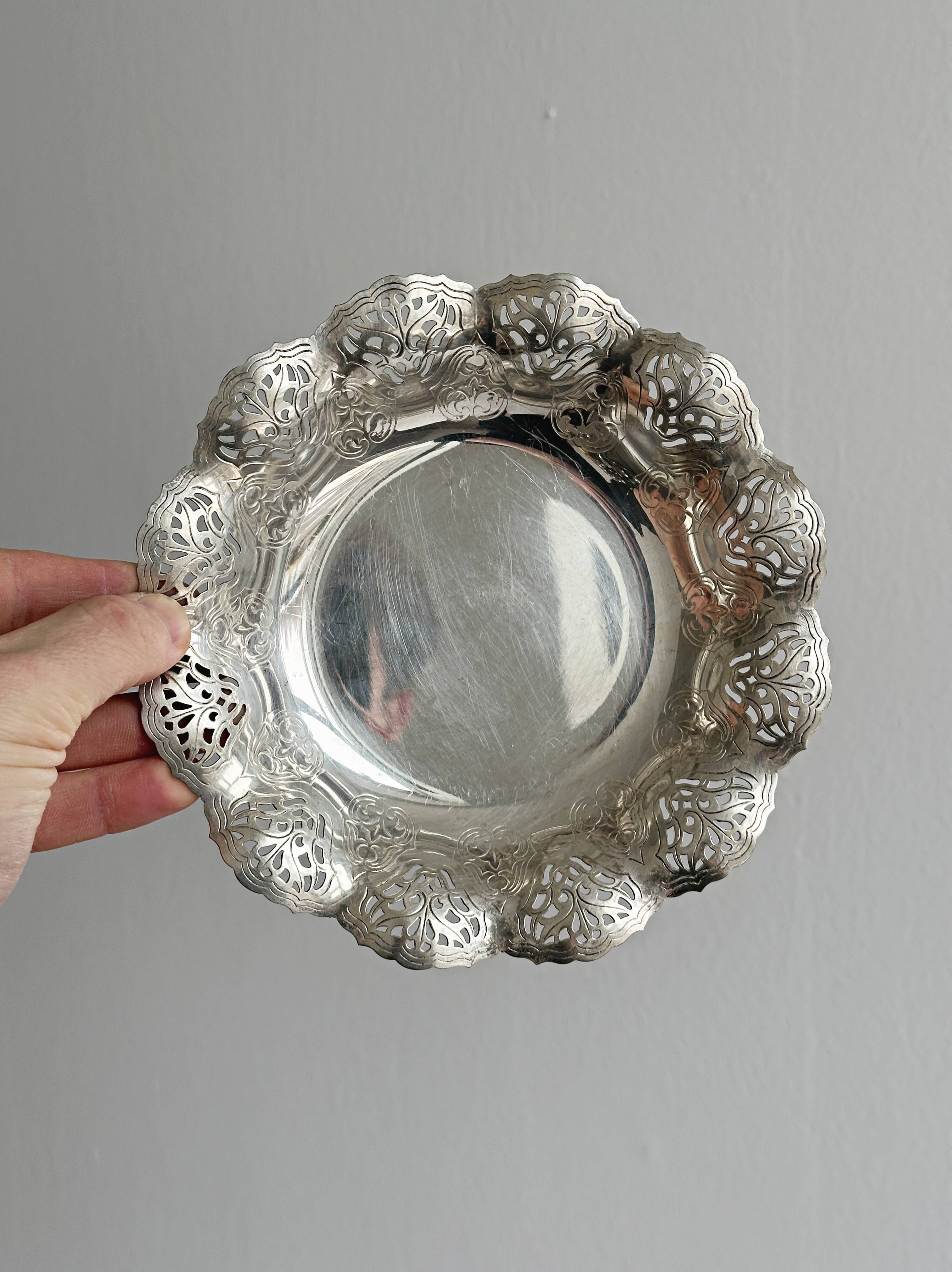 Small openwork bowl in engraved metal