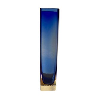 Vase carré en verre bleu