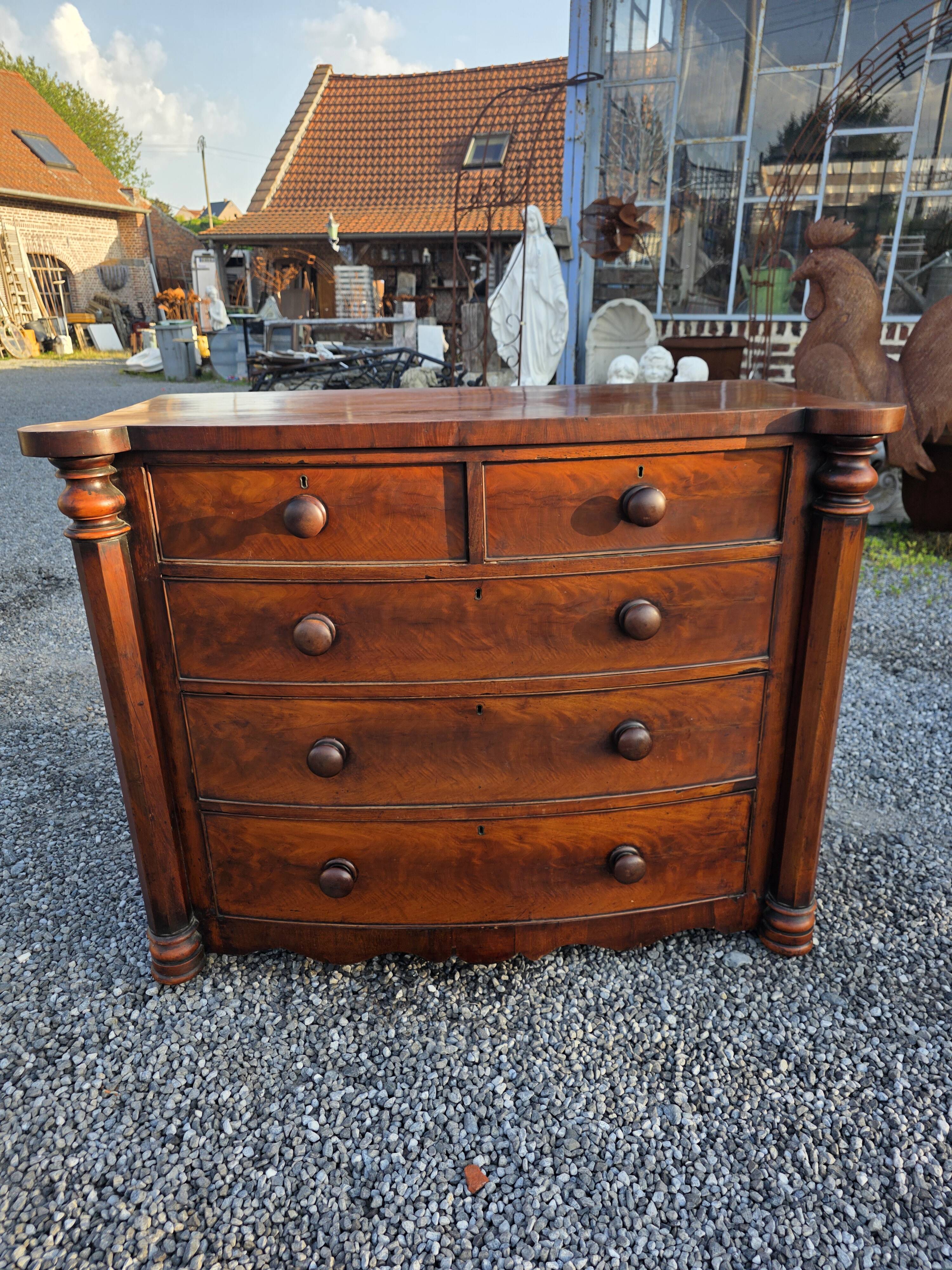 Commode galbée ancienne en acajou de style anglais
