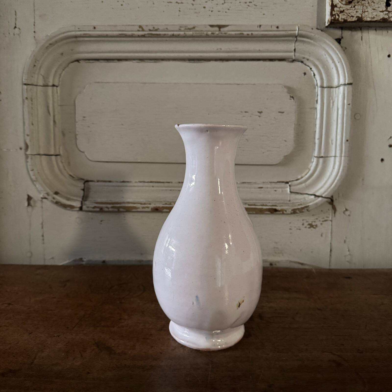 Vase en faïence de Nevers XVIIIe décor floral fond blanc