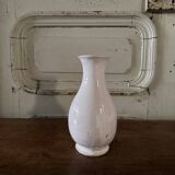 Vase en faïence de Nevers XVIIIe décor floral fond blanc