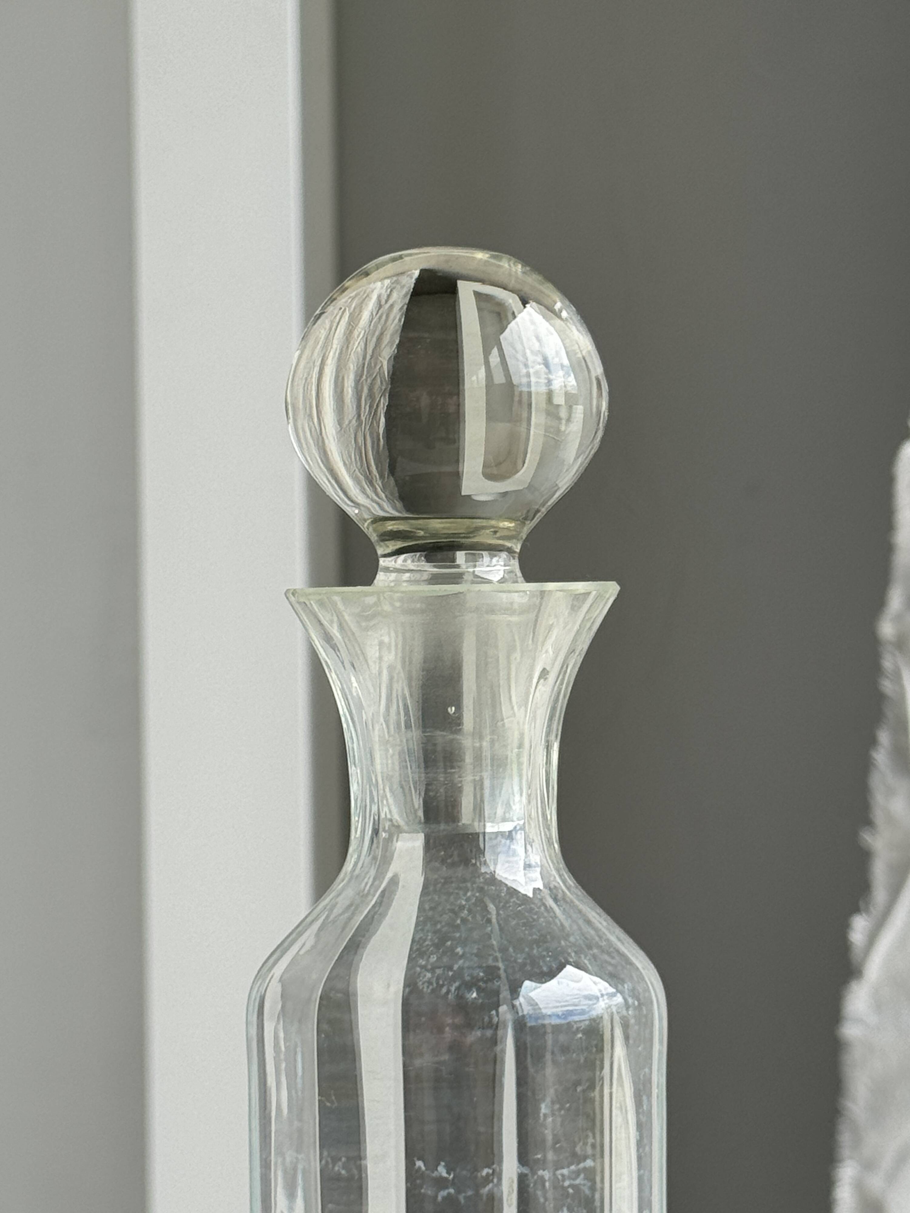 Small ribbed glass carafe, large round cap