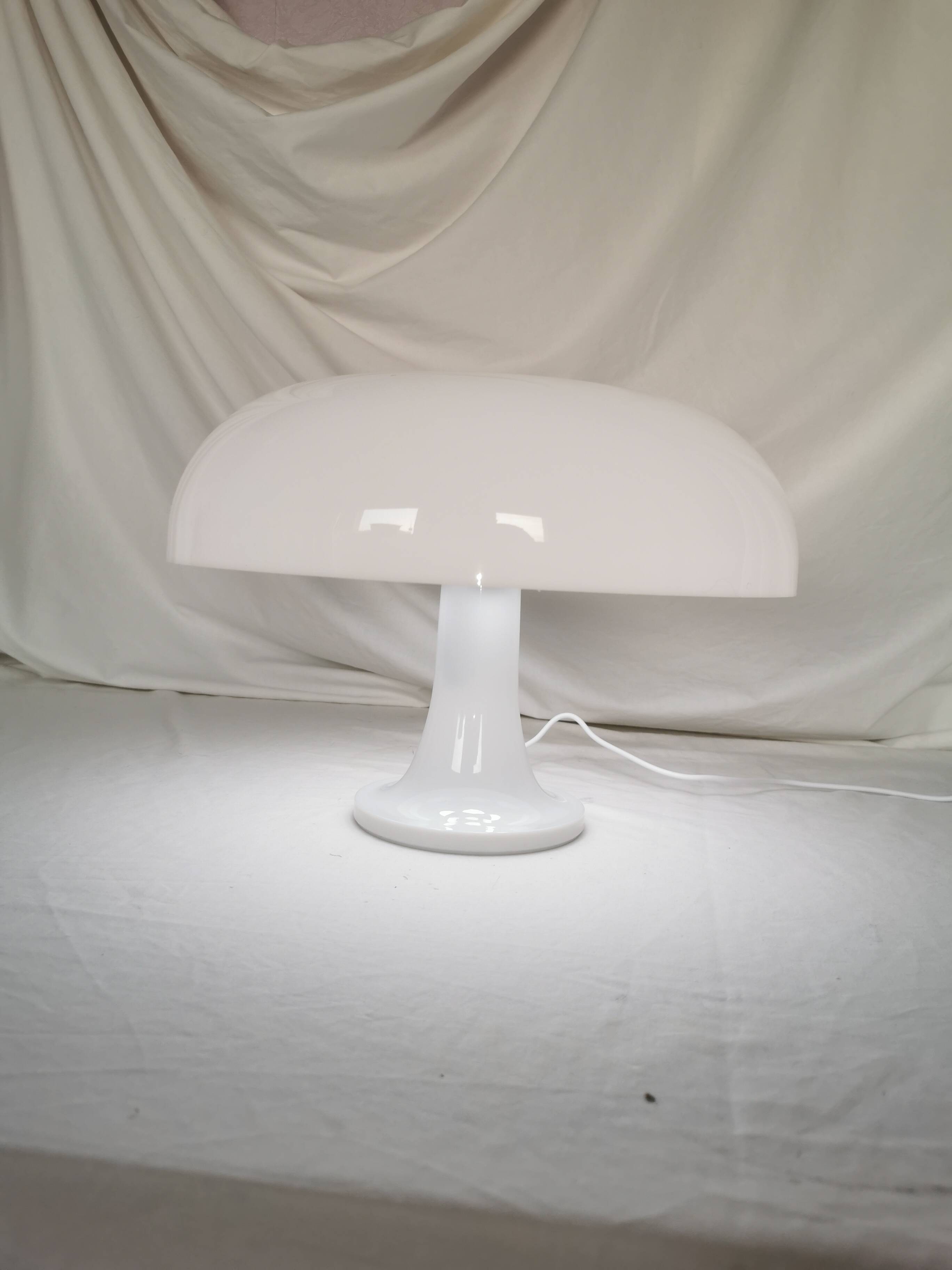 Lampe champignon en plastique blanc