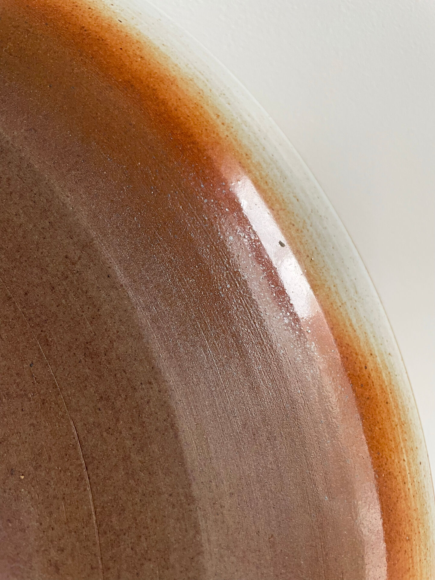 Plat en grès émaillé – France, milieu du XXe siècle