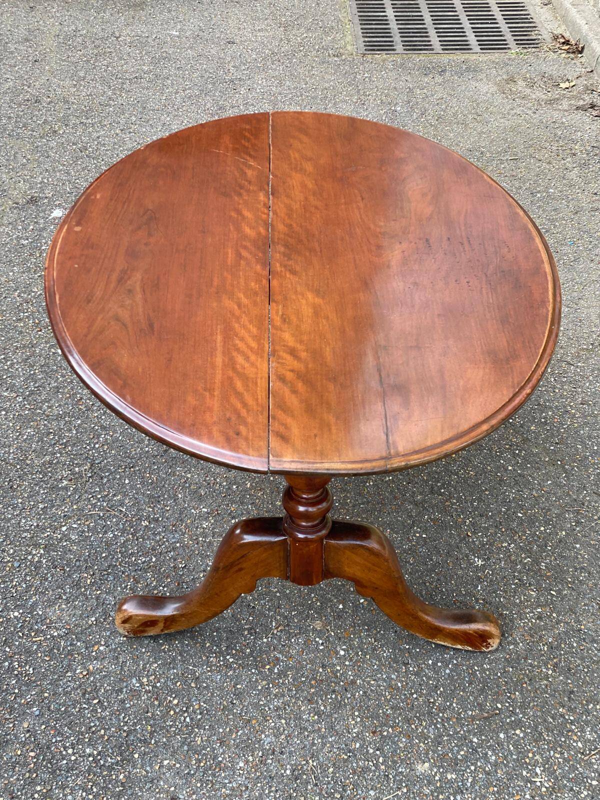 Large oval coffee table in solid wood 133x93cm