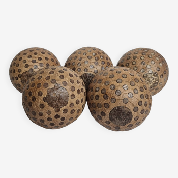 Ensemble de cinq boules lyonnaises anciennes en bois cloutées, 9,5 cm