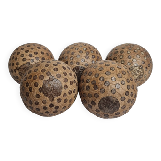 Ensemble de cinq boules lyonnaises anciennes en bois cloutées, 9,5 cm