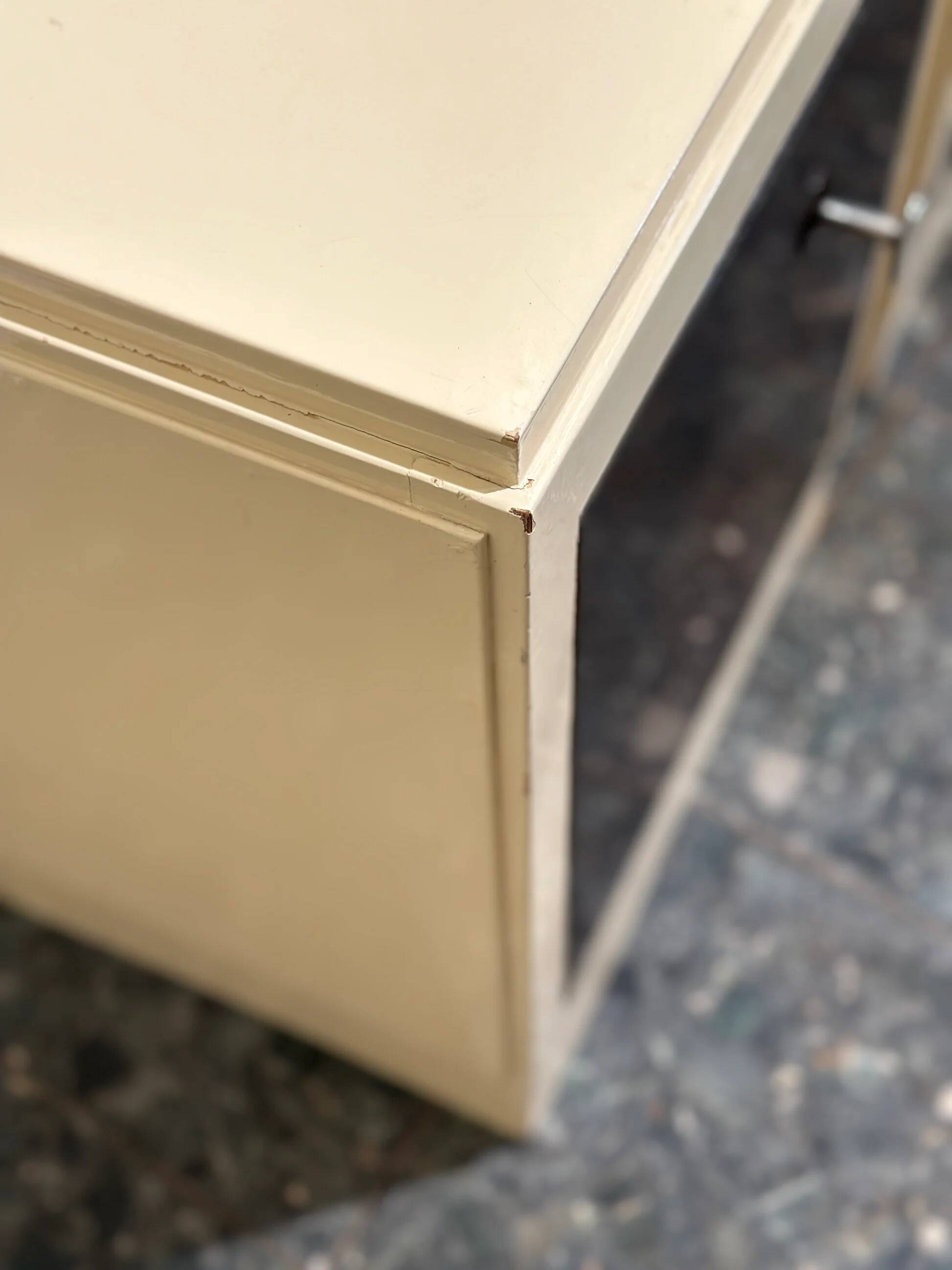 Paire de tables de nuit modernistes Art Déco tardif