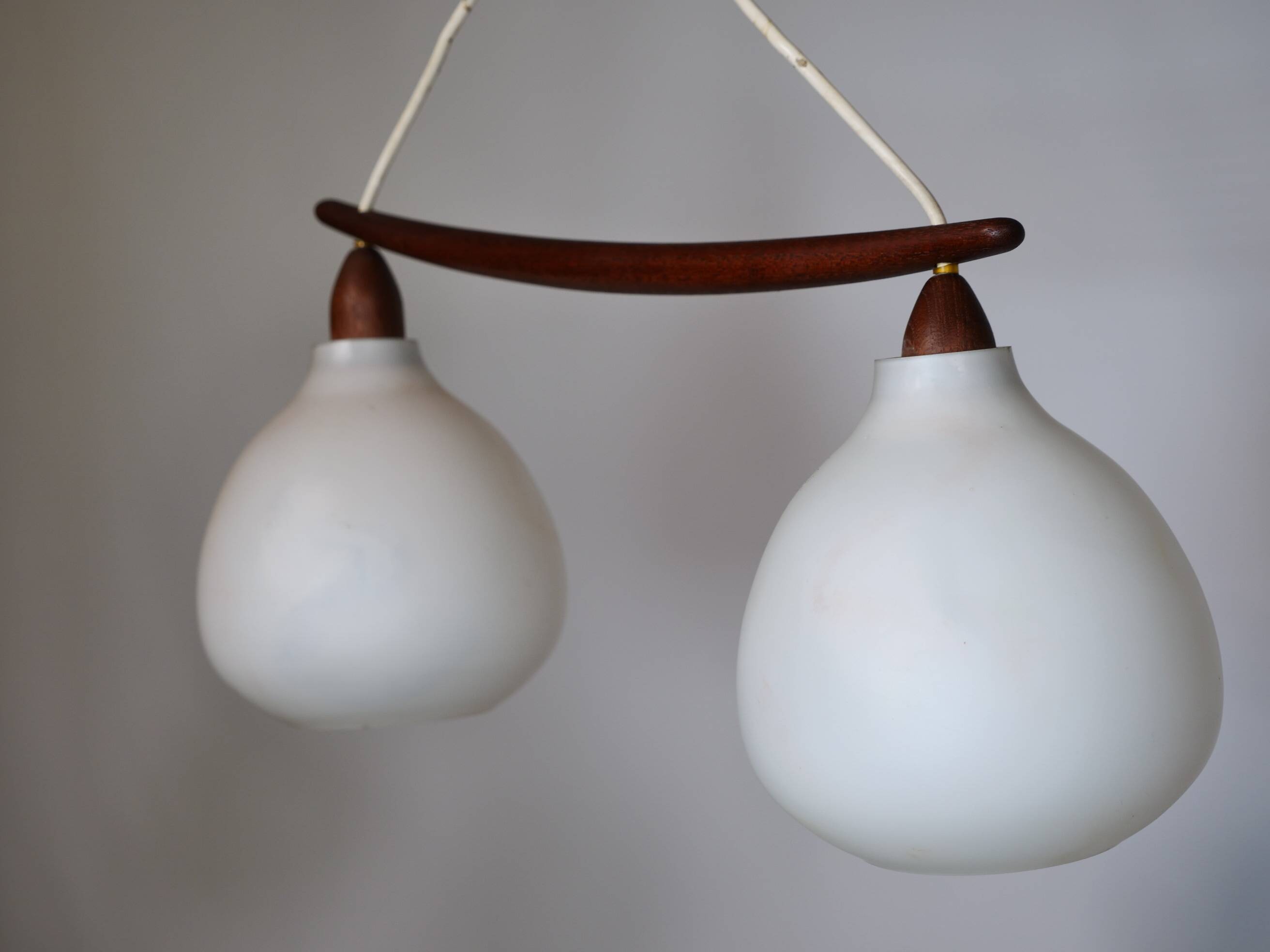 Suspension en verre opalin et teck par Uno & Östen Kristiansson, années 1960.