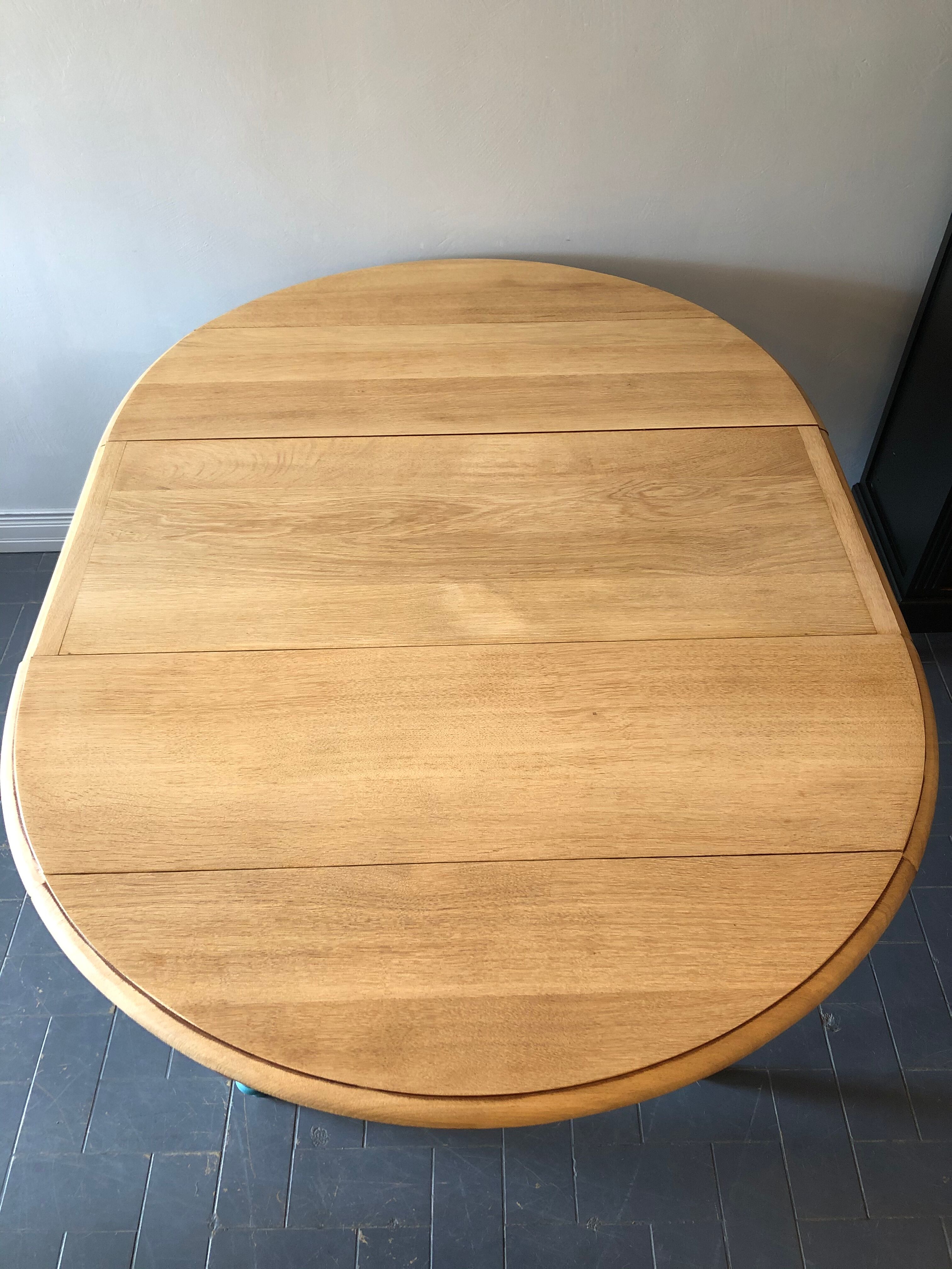 Roundtable with flaps and extensions