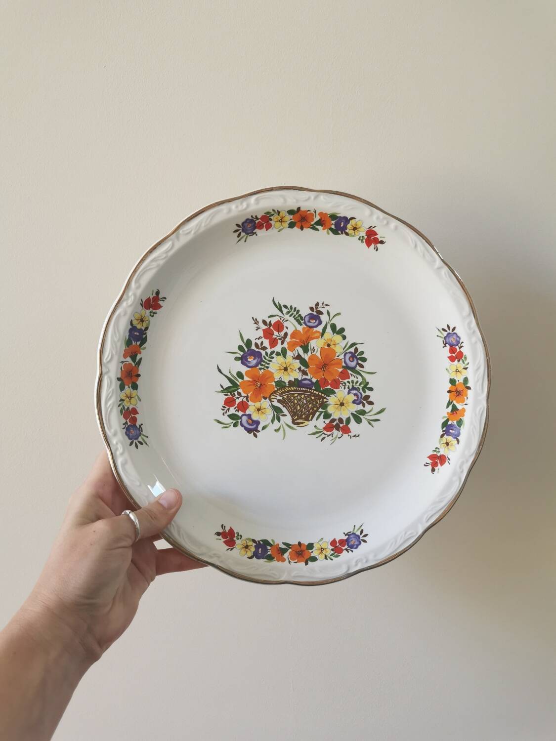 Digoin round dish, basket of flowers