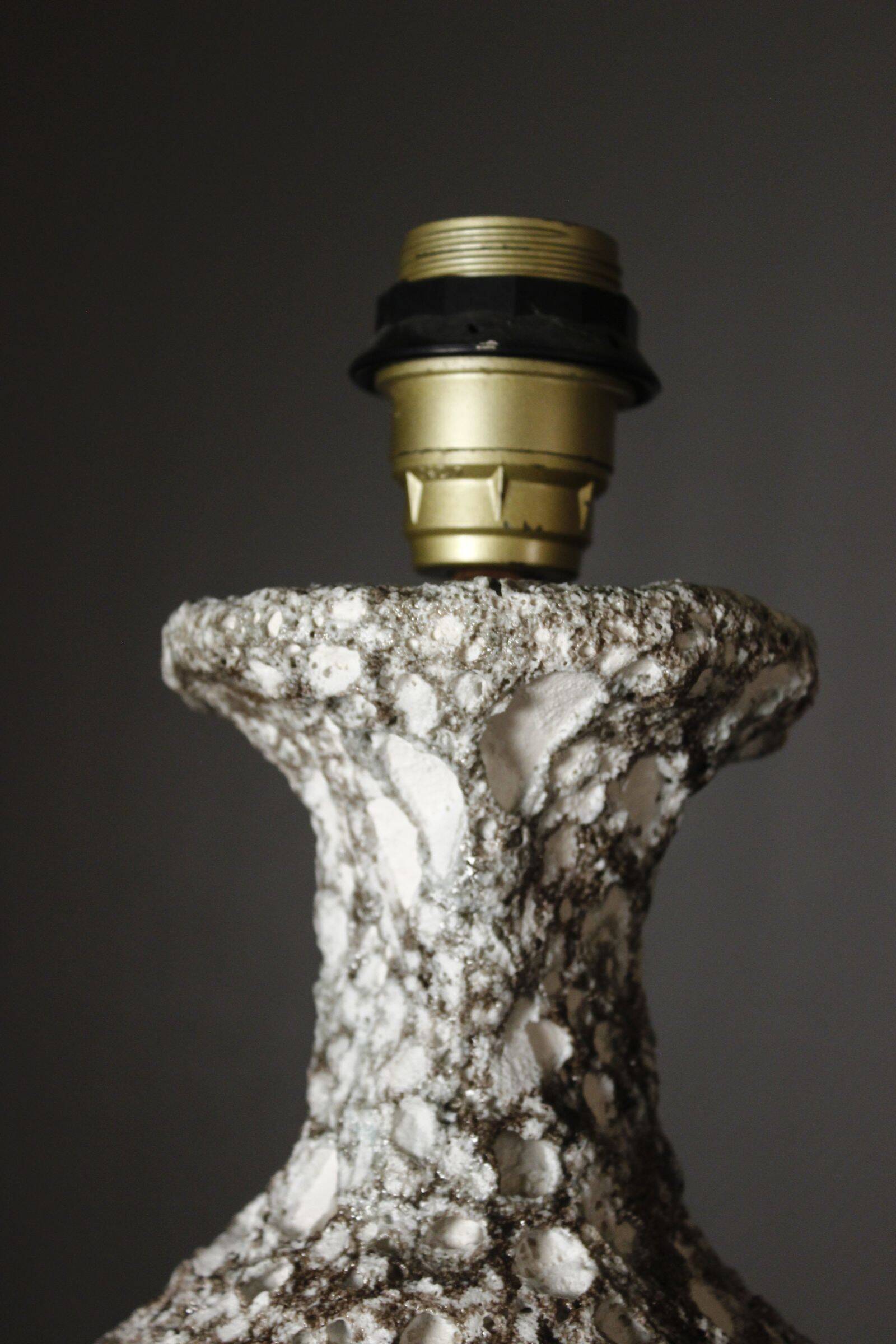 Large ceramic lamp base, fat lava, brutalist design, double lighting.