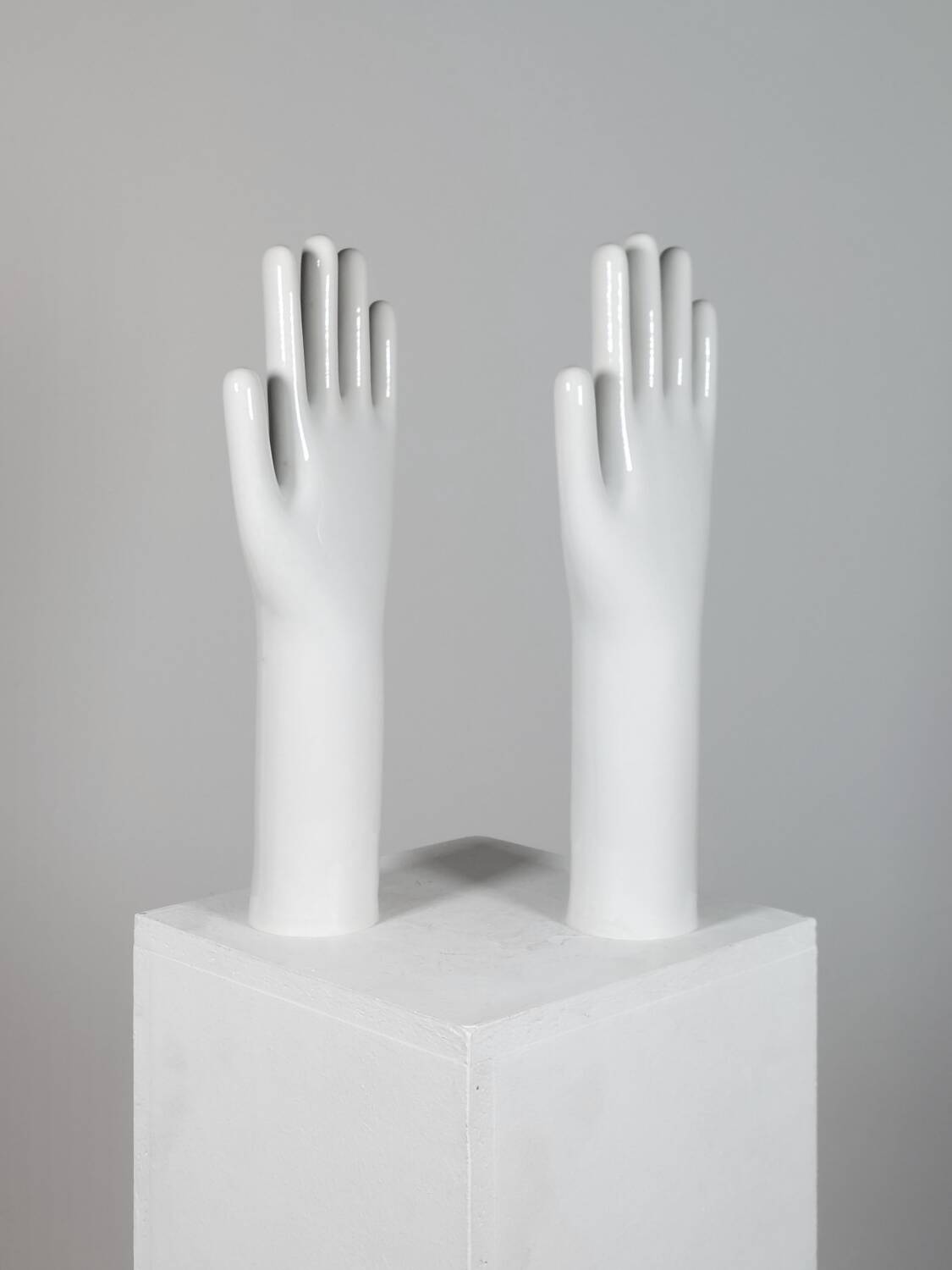 Paire de présentoirs à bijoux vintage authentiques en porcelaine industrielle représentant des mains