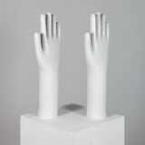 Paire de présentoirs à bijoux vintage authentiques en porcelaine industrielle représentant des mains