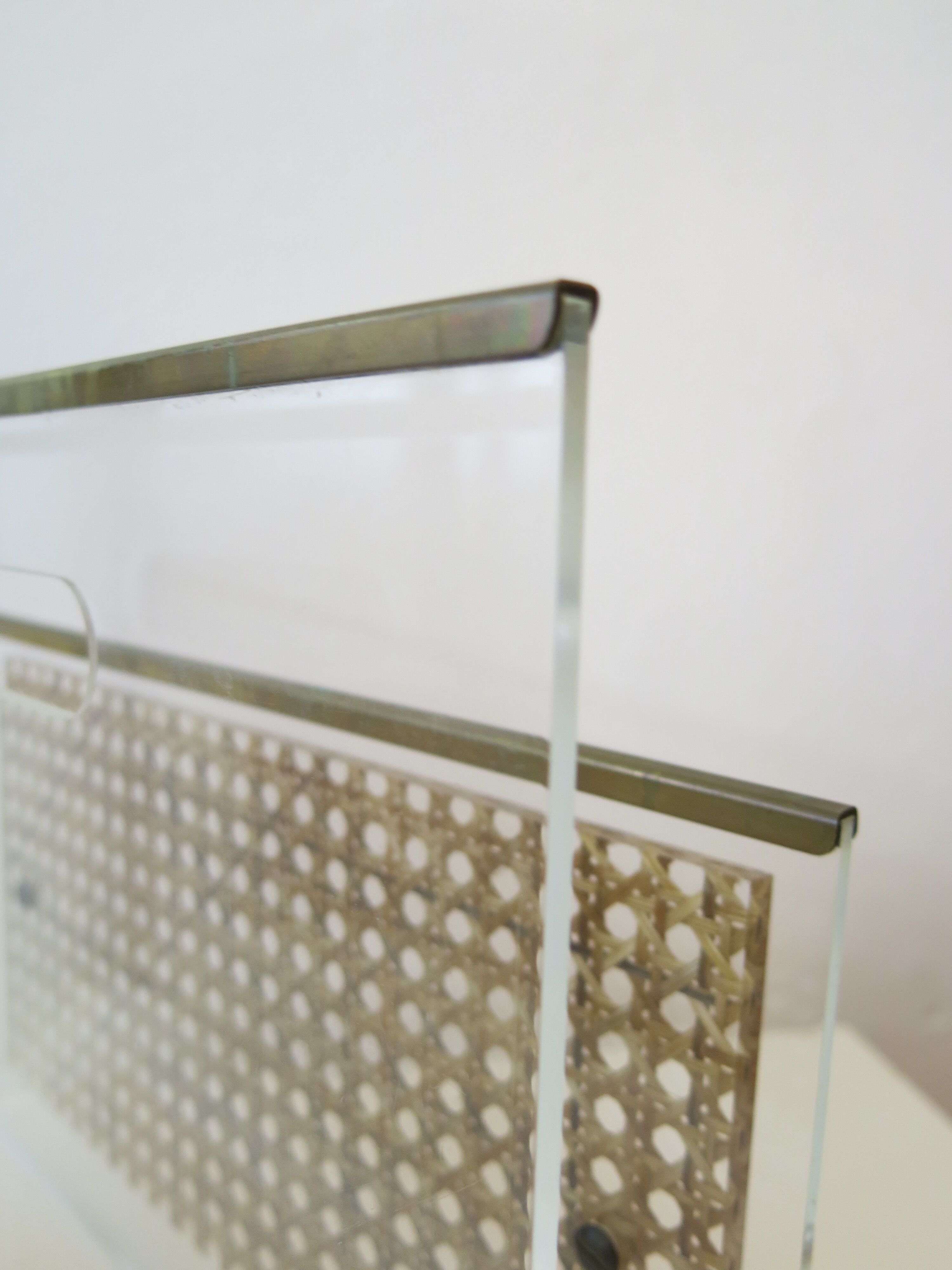 Magazine holder in plexi and cannage