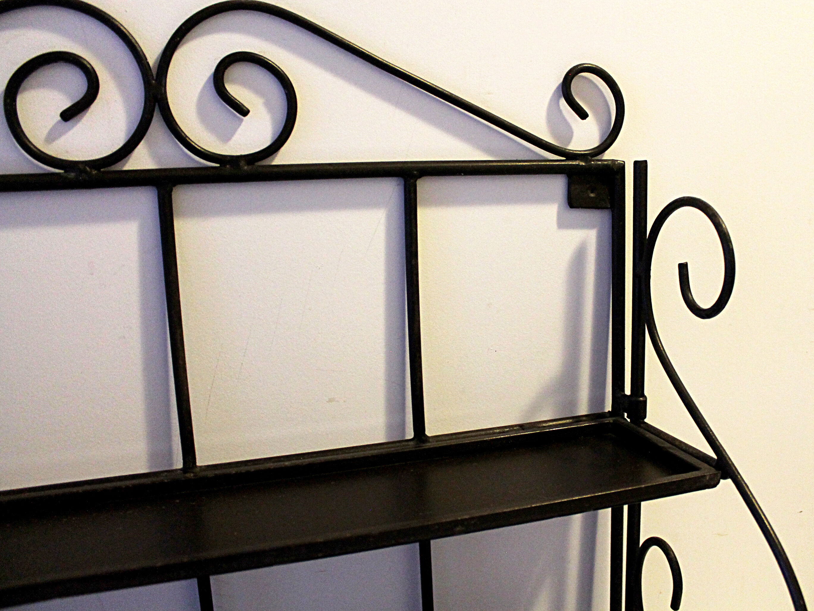 Wall-mounted or table-mounted wrought iron shelf