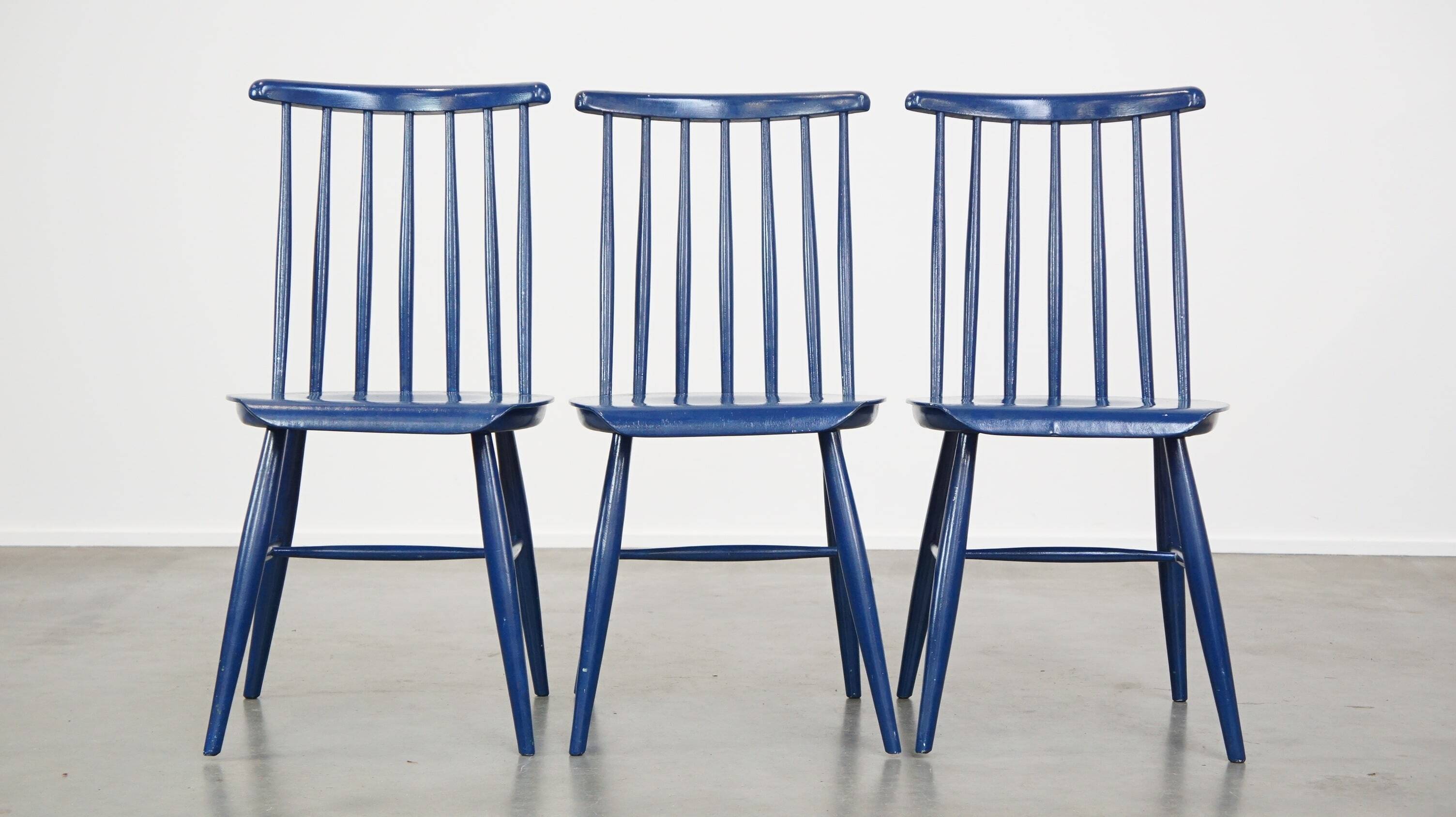 Set of 3 beautiful vintage 1960s blue wooden dining chairs/spindle chairs