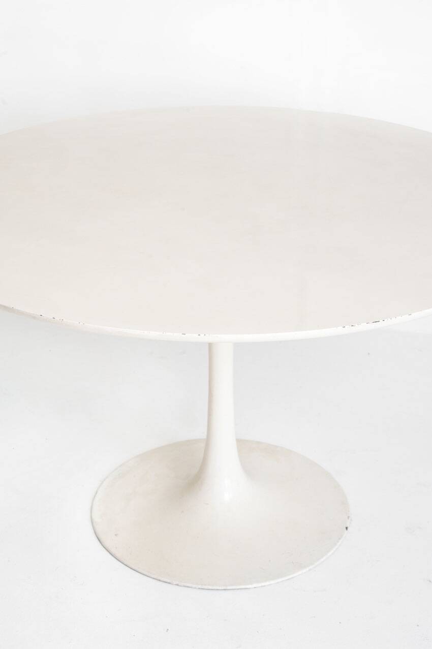 Vintage round table with tulip foot by Maurice Burke for Arkana. Aluminum + lacquered wood. United Kingdom, 60