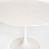 Vintage round table with tulip foot by Maurice Burke for Arkana. Aluminum + lacquered wood. United Kingdom, 60