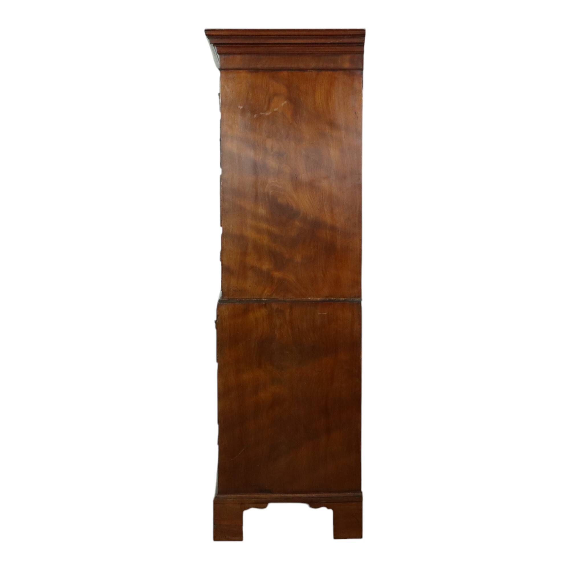 Antique mahogany commode, George III style, 19th century.